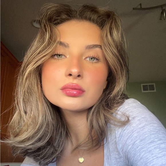 Meet your Posher, Stephanie - Picture 2 of 2